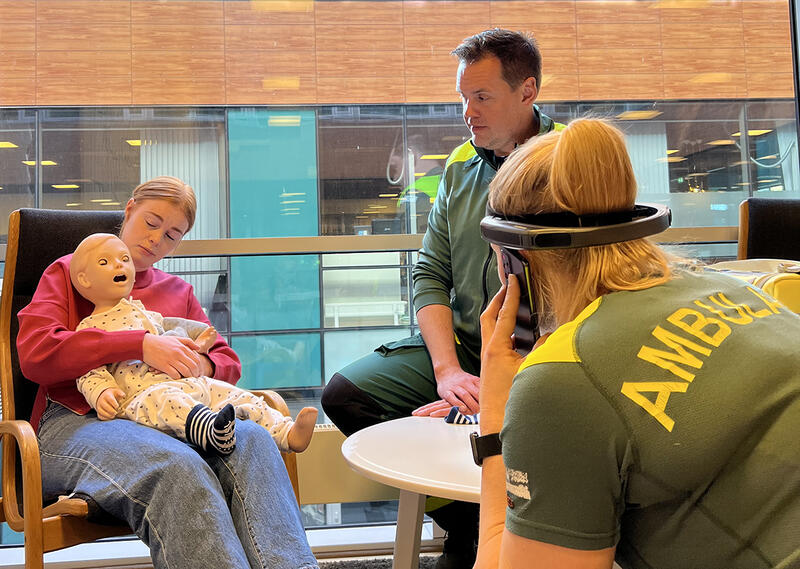 Bilden visar en övning i videokonsultation med akutsjuksköterskor och ambulanssjuksköterskor ute på Lindholmen Science Park.