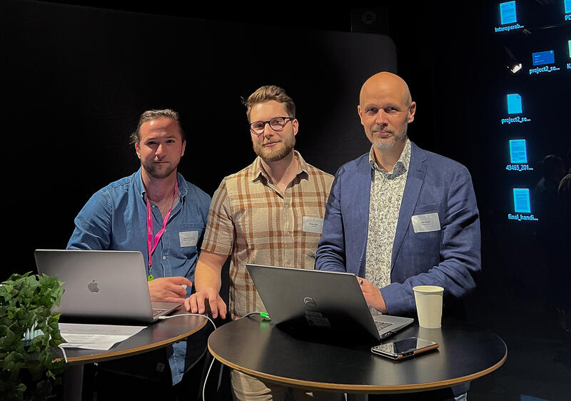 Jonathan Earnest, Mattias Seth och Otto Medin presenterar sitt arbete i projektet. 